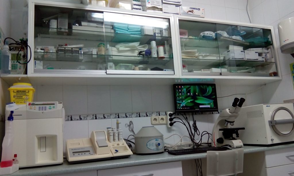 Laboratorio con analizador de bioquímica