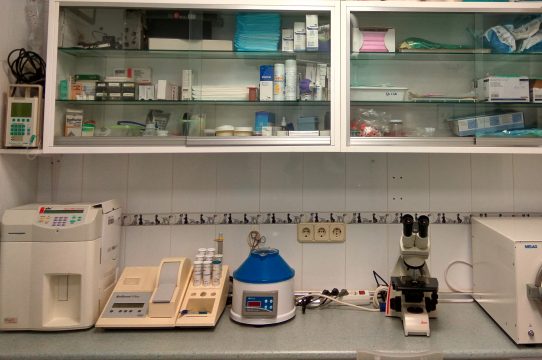 Vitrinas de material clínico en el laboratorio