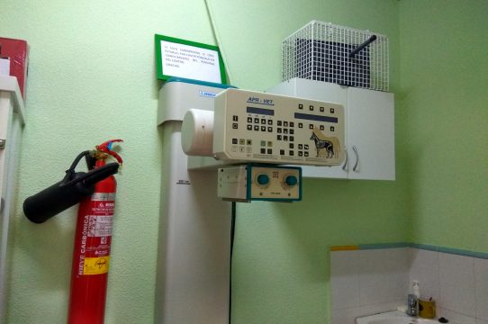 Sala de radiología con equipo de rayos X